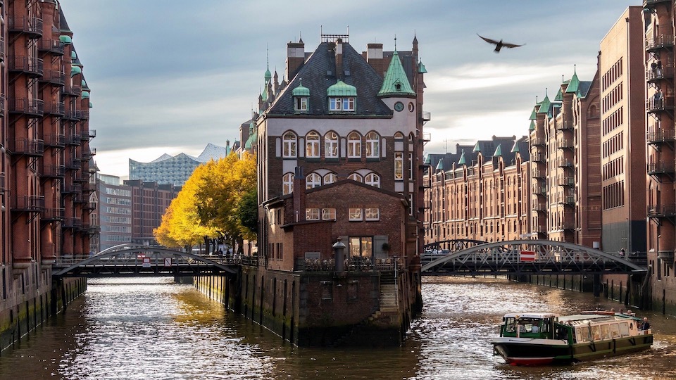 Highlight für Touristen: die Hamburger Speicherstadt – mit der Elbphilharmonie im Hintergrund... 